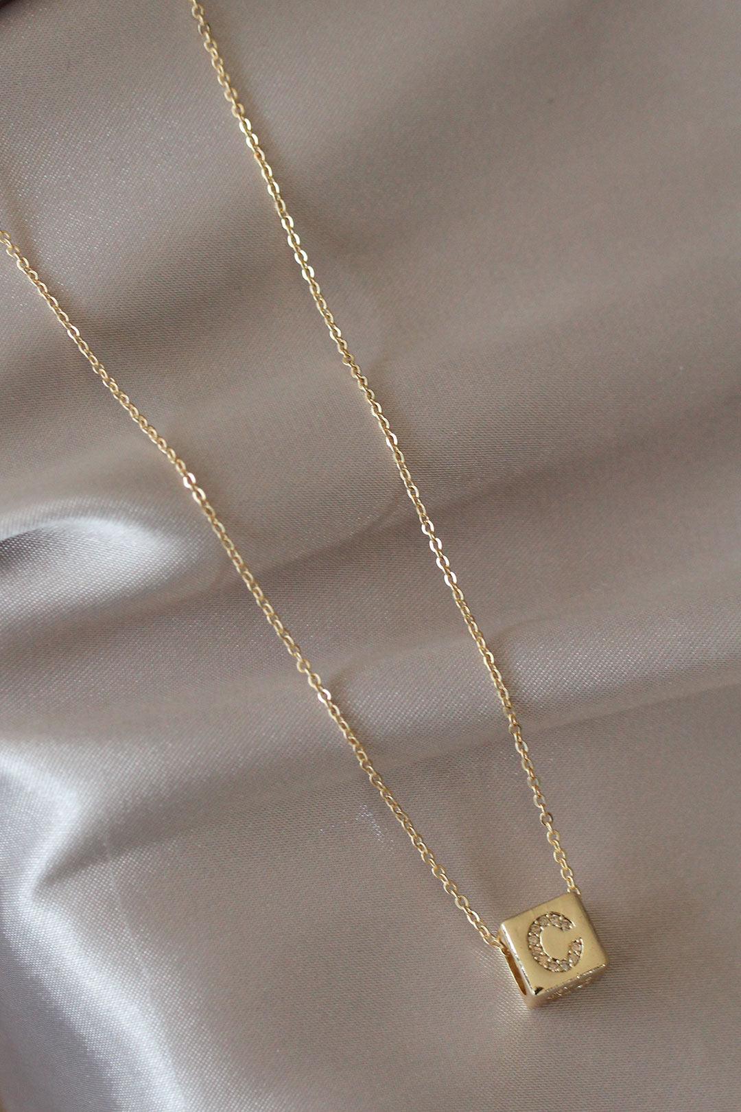 Gold Renk Zirkon Taşlı Küp Model C Harfli Kolye - Görsel 2