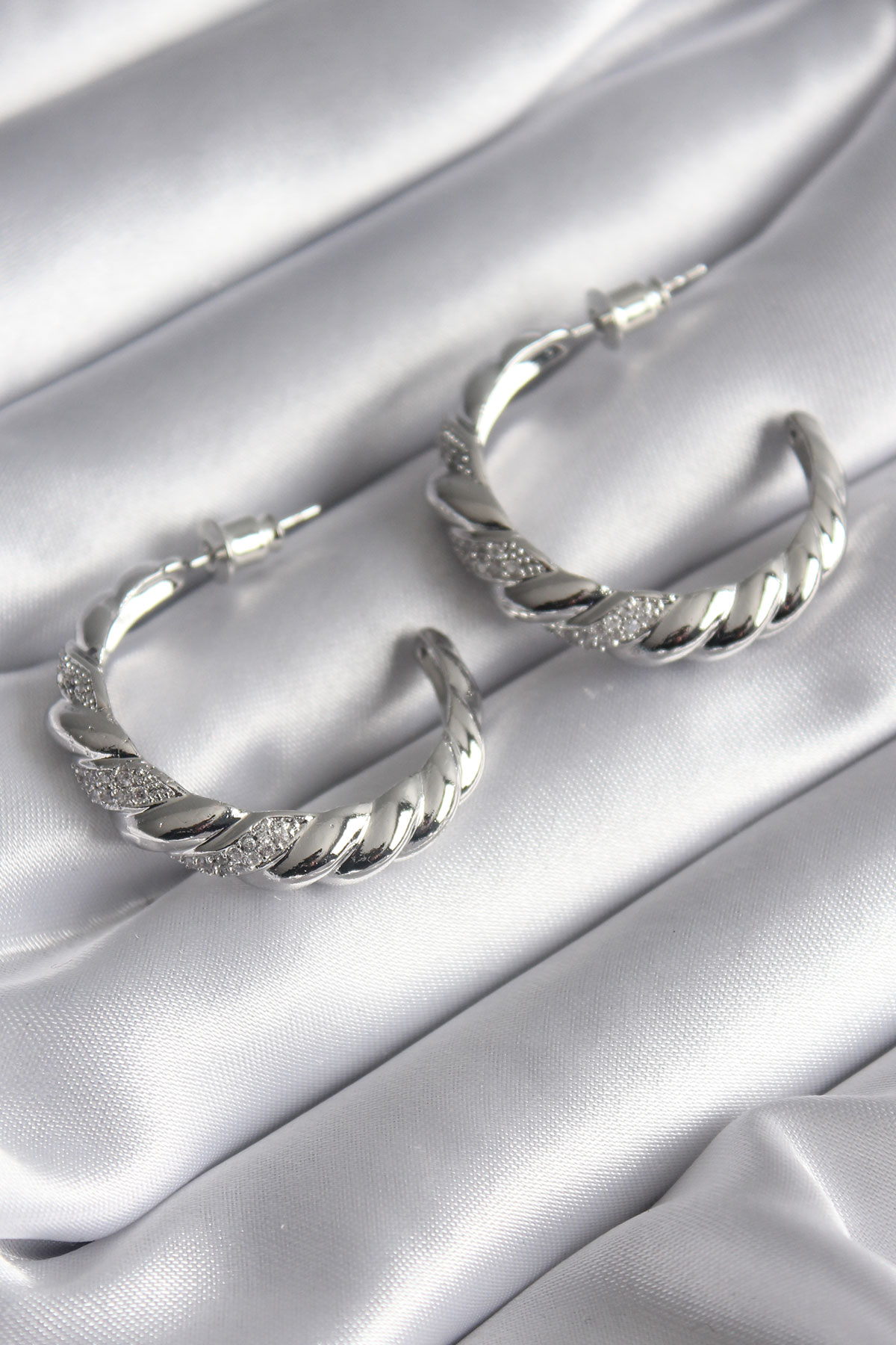 Pirinç Gümüş Renk Zirkon Taşlı Sarmal Model Kadın Küpe - Görsel 2