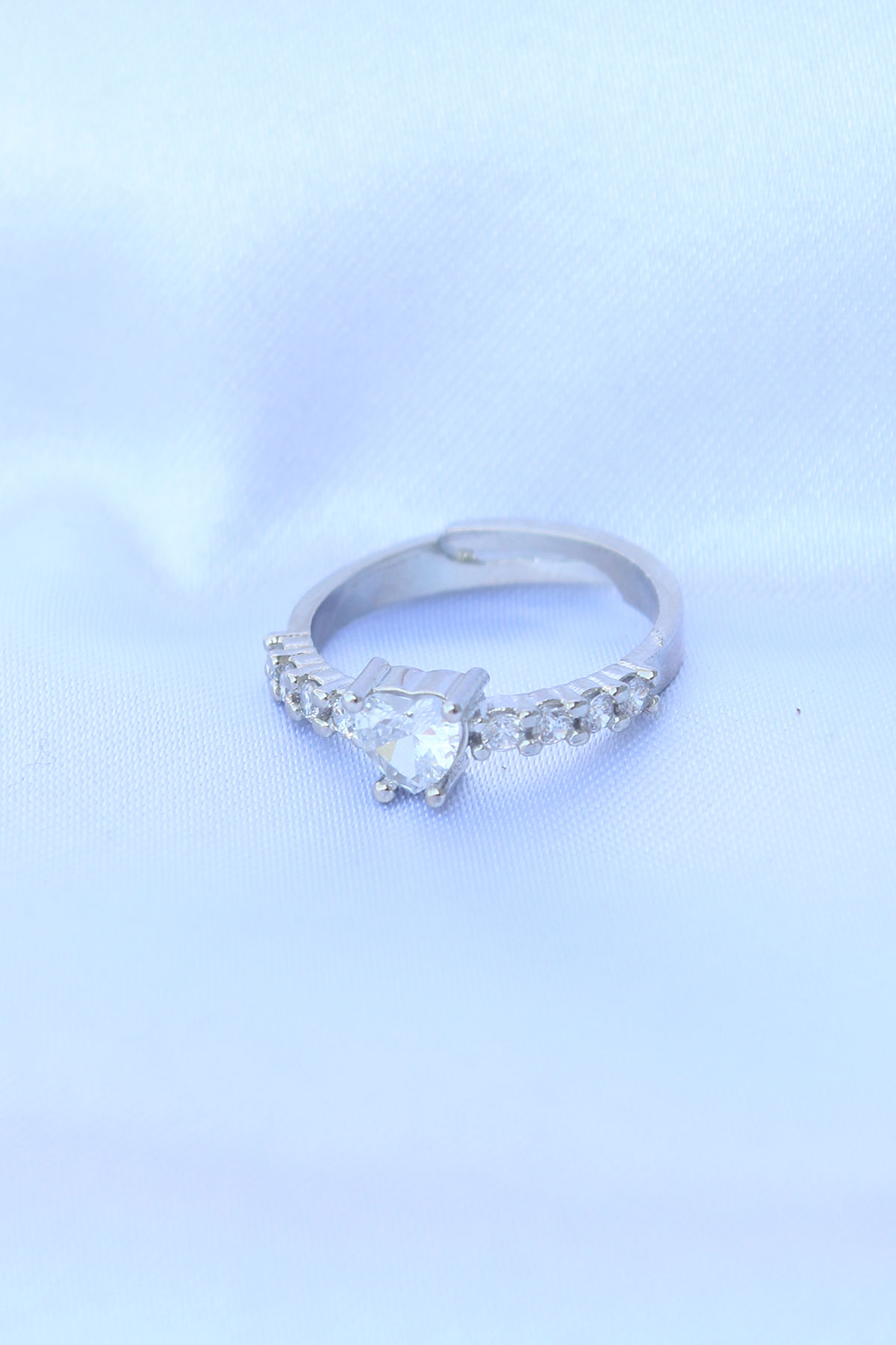 Pirinç Gümüş Renk Ayarlanabilir Zirkon Taşlı Minimal Kalp Yüzük - Görsel 2