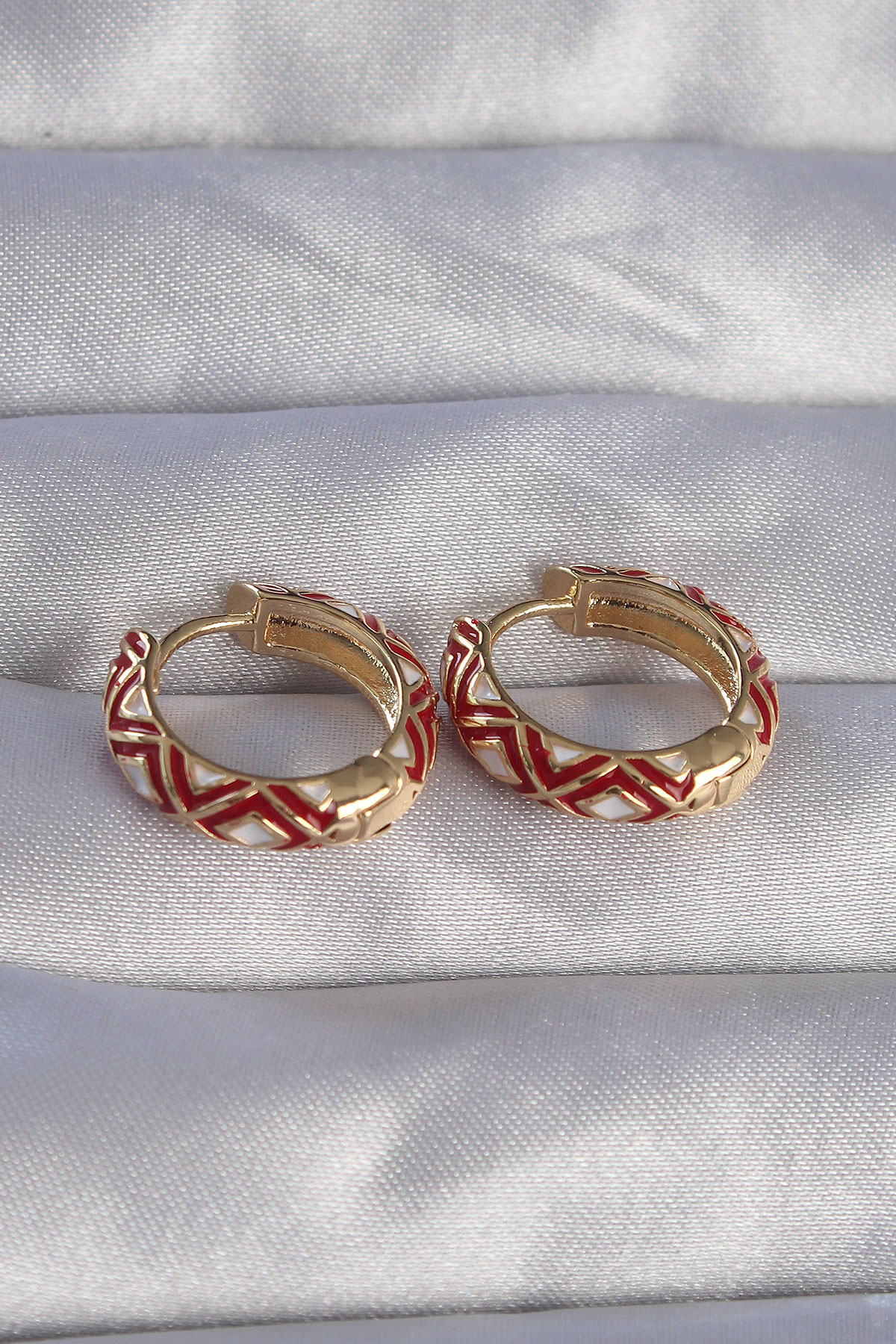 Pirinç Gold Renk Kırmızı Etnik Desenli Halka Küpe - Görsel 2