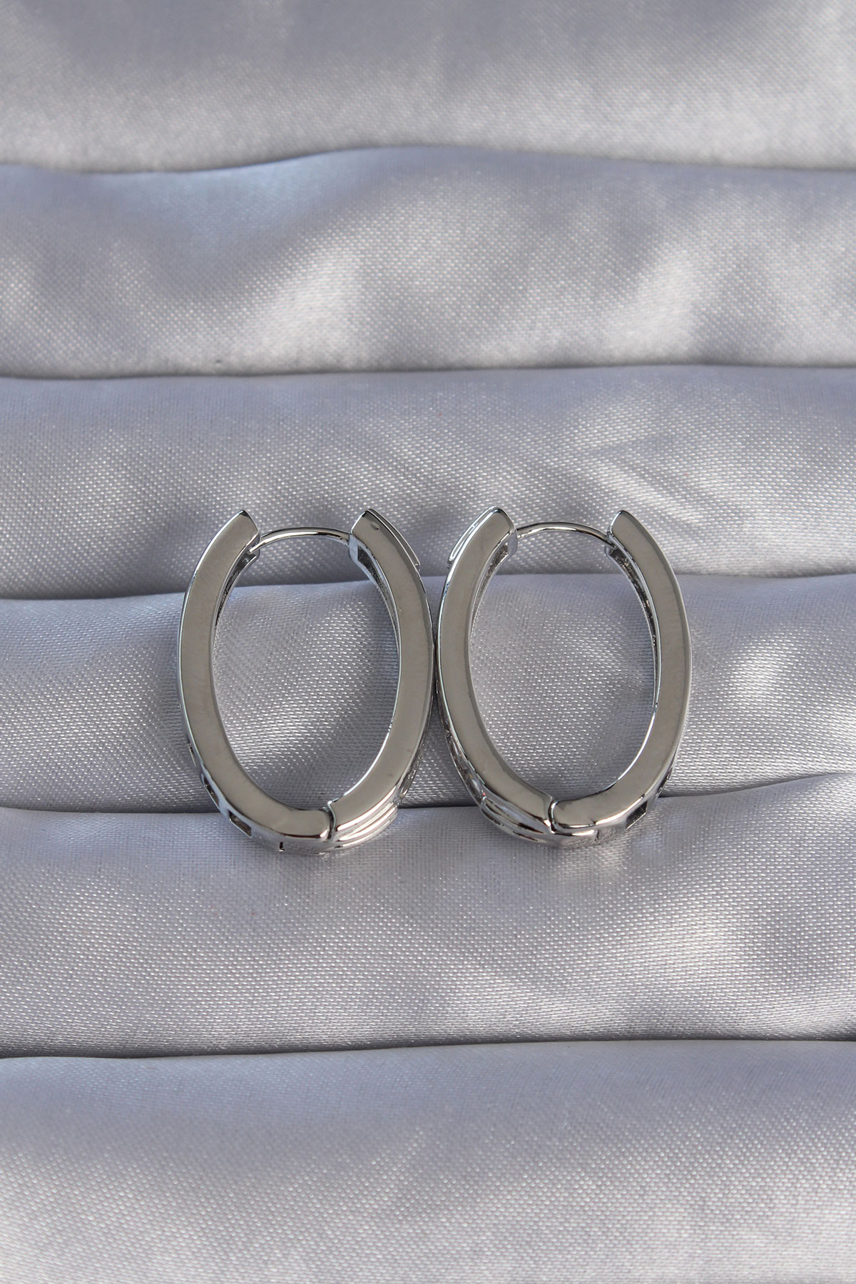 Pirinç Gümüş Renk Zirkon Taşlı Oval Model Küpe - Görsel 2