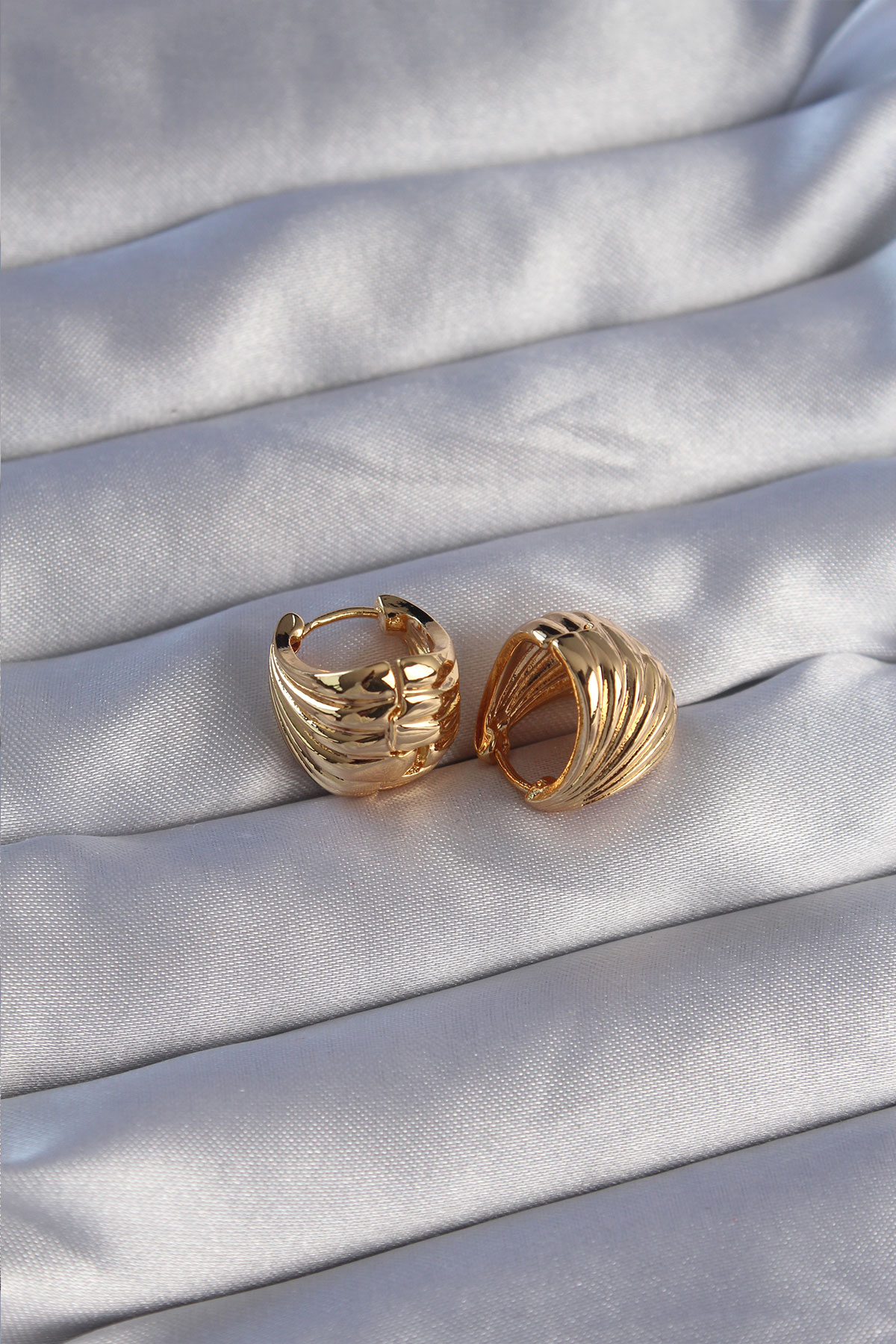 Pirinç Gold Renk Tırtıklı Minimal Bombeli Tasarım Küpe - Görsel 2