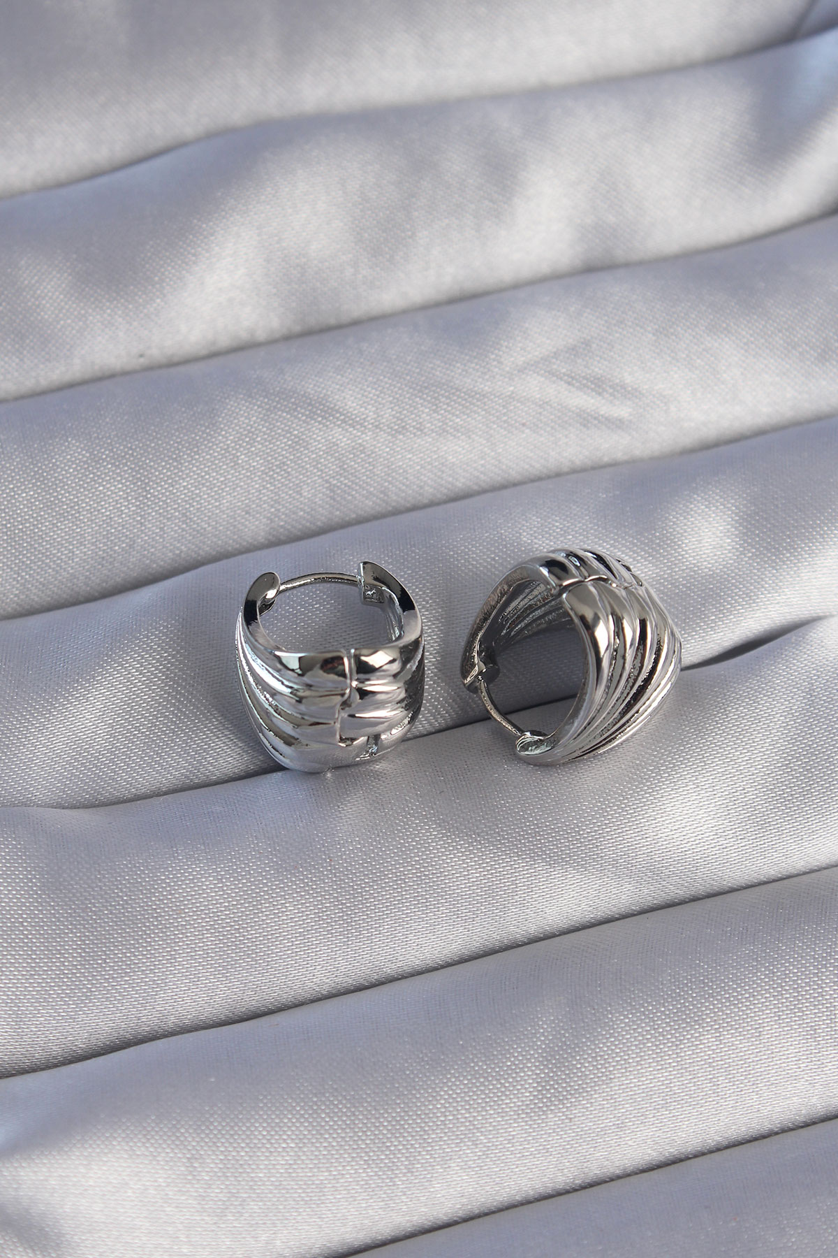 Pirinç Gümüş Renk Tırtıklı Minimal Bombeli Tasarım Küpe - Görsel 2