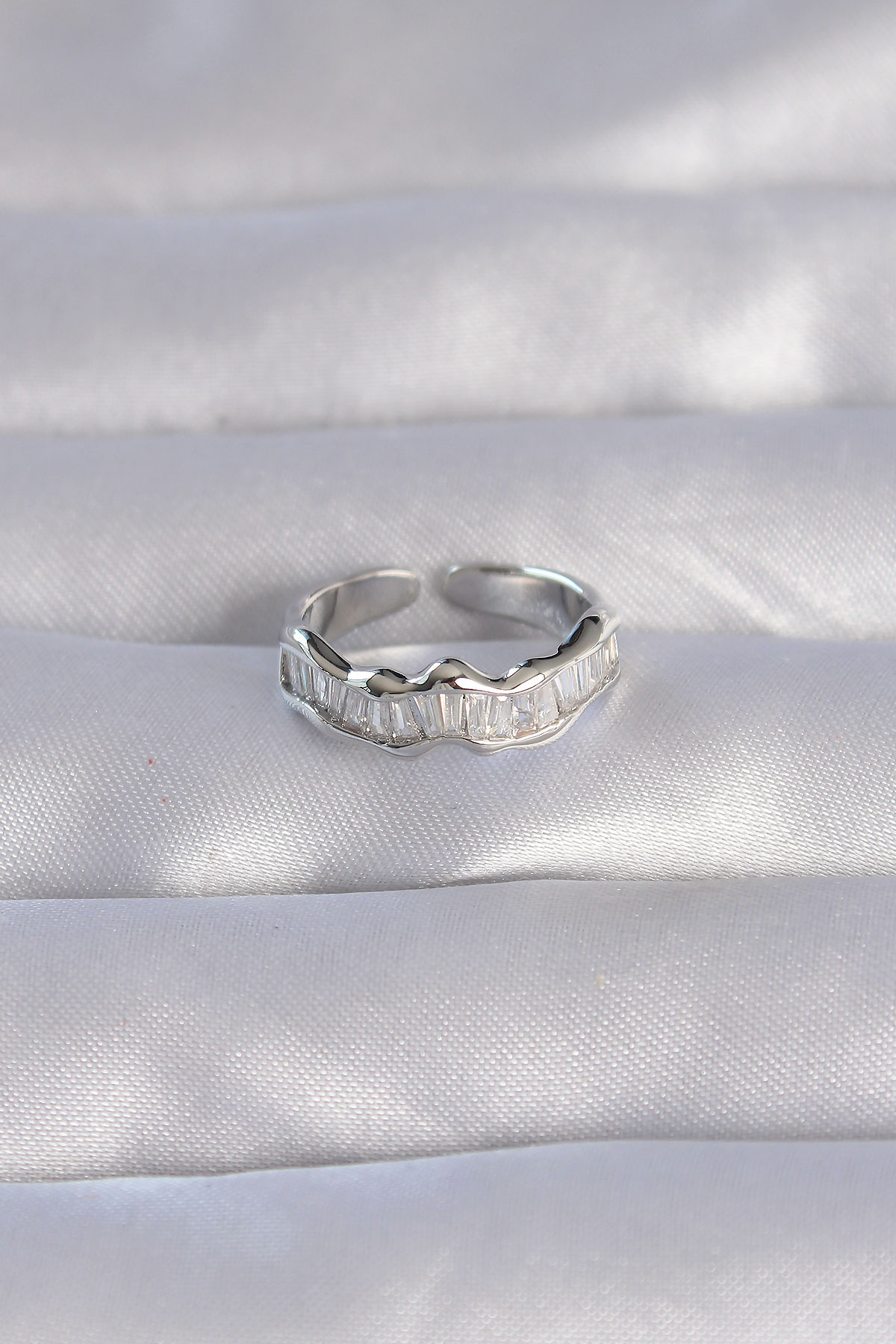 Pirinç Gümüş Renk Zirkon Taşlı Dalgalı Su Yolu Model Ayarlanabilir Yüzük - Görsel 2