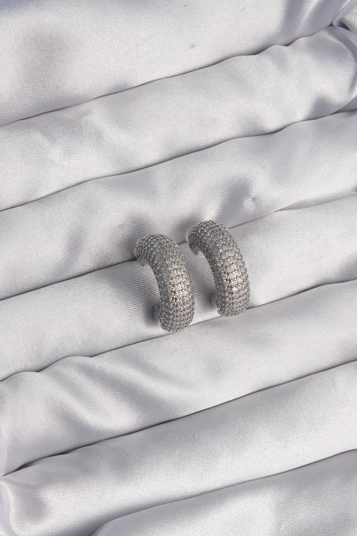 Pirinç Gümüş Renk Zirkon Taşlı Yarım Halka Küpe - Görsel 2