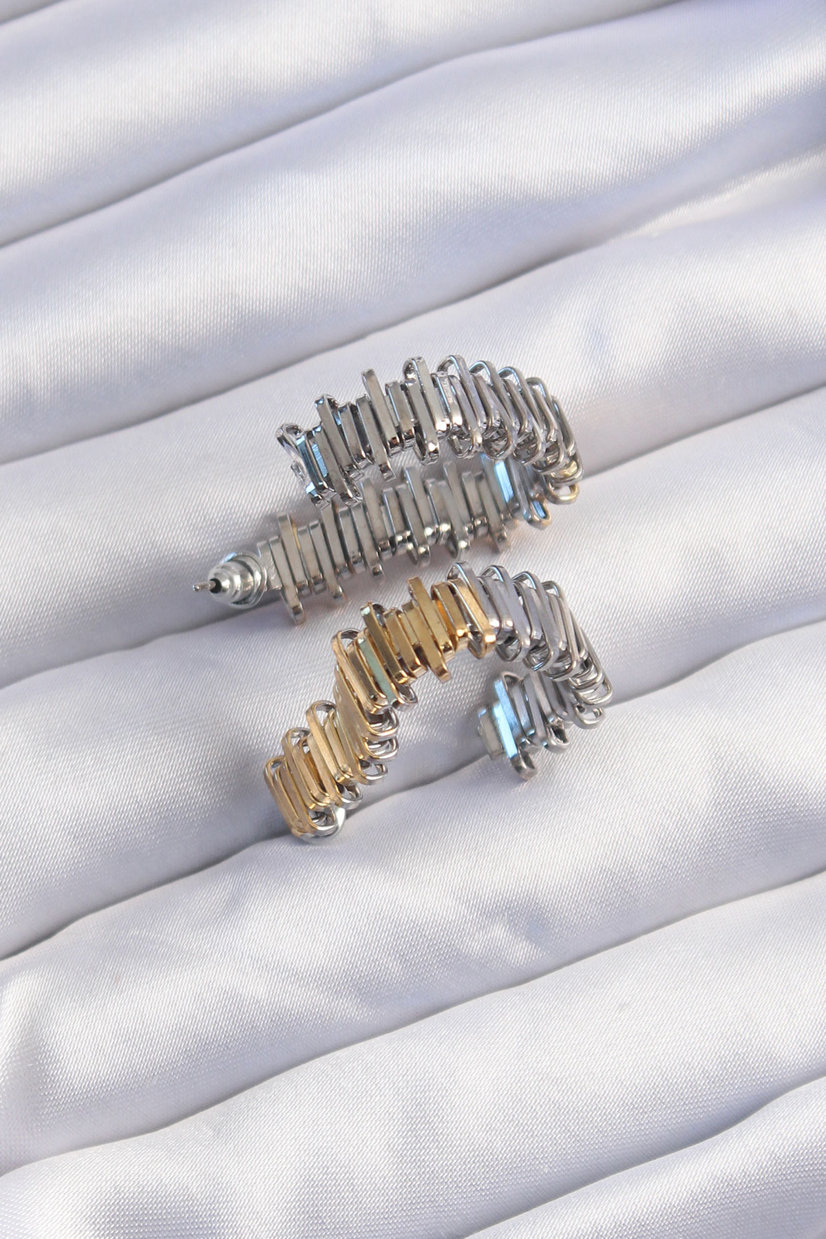 Pirinç Gold Gümüş Renkli Tırtıklı Kalp Küpe - Görsel 2