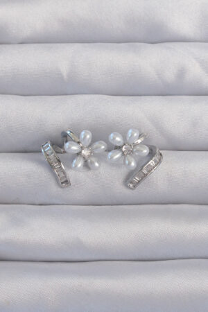 Pirinç Gümüş Renk Zirkon Taşlı Kıvrımlı İnci Çiçek Küpe