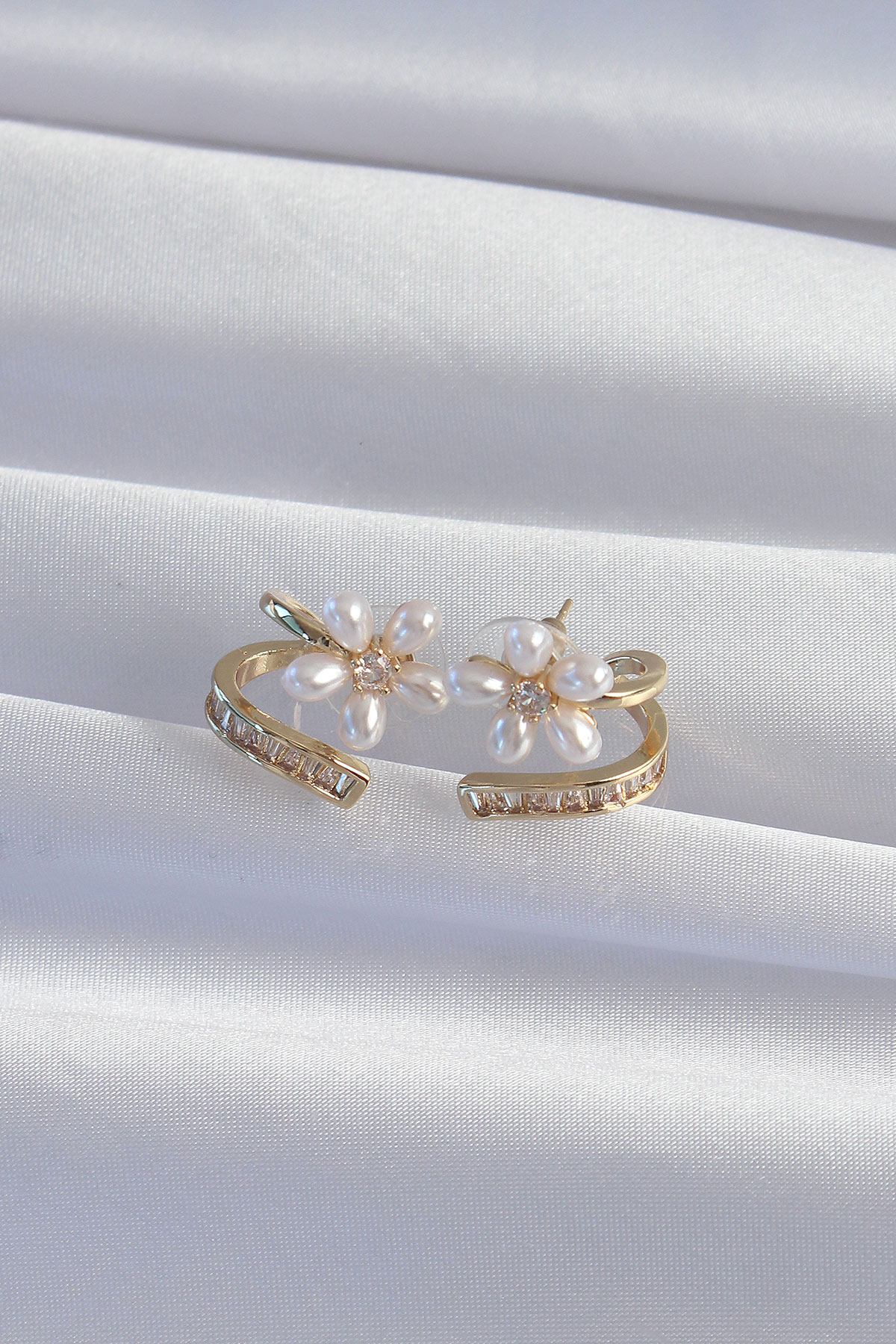 Pirinç Gold Renk Zirkon Taşlı Kıvrımlı İnci Çiçek Küpe - Görsel 2