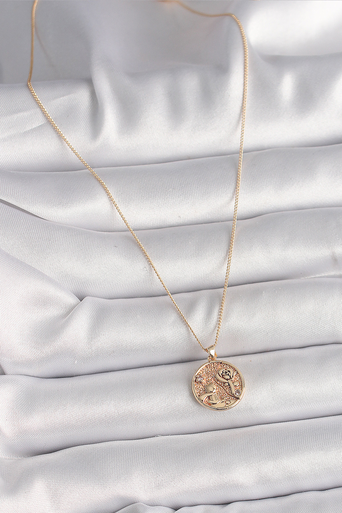 Pirinç Gold Renk Zirkon Taş Detaylı Gül İşleme Madalyon Model Kadın Kolye - Görsel 2