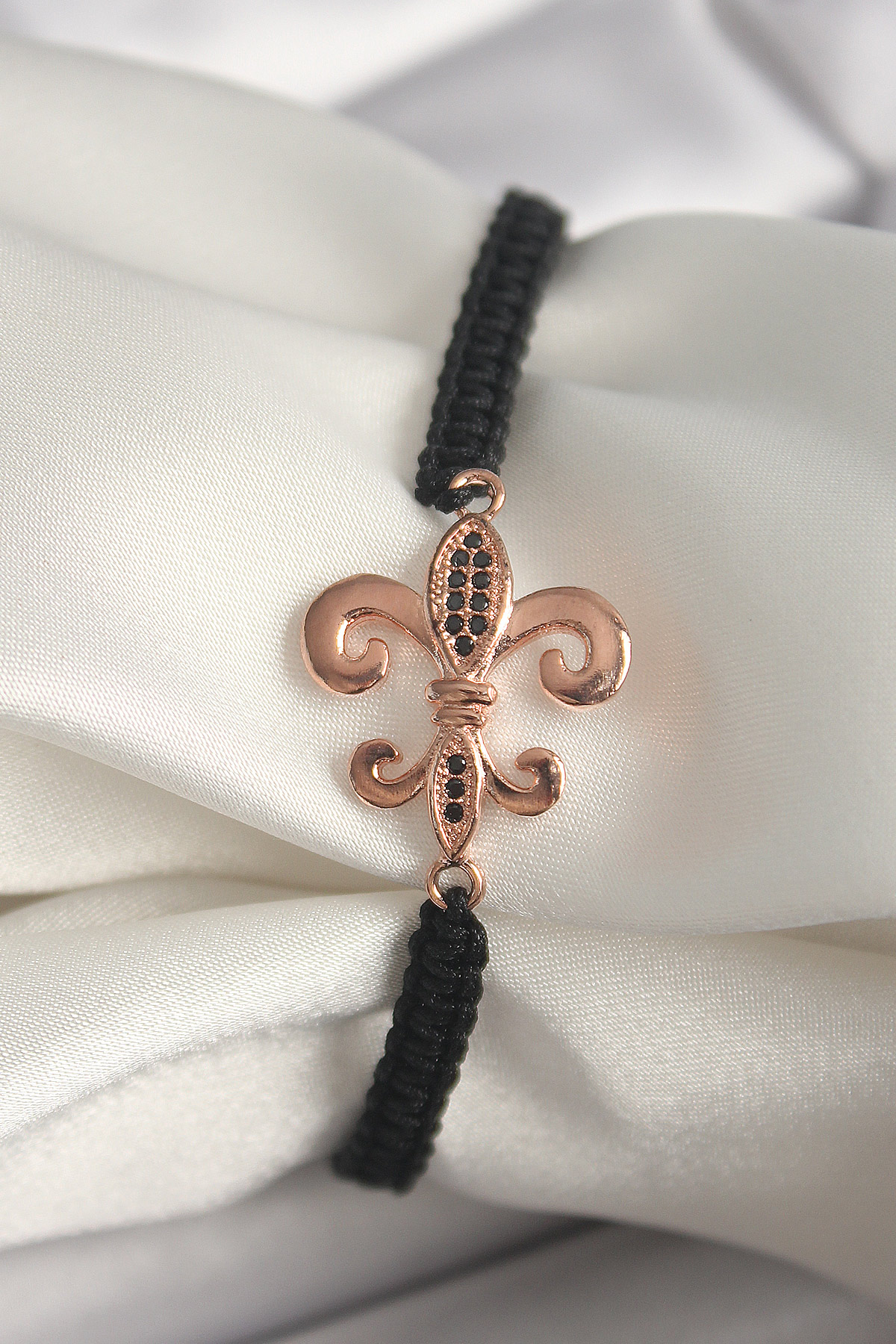 Pirinç Rose Renk Zirkon Taş İşlemeli Zambak Figür Asansörlü Makrome Model Kadın Bileklik