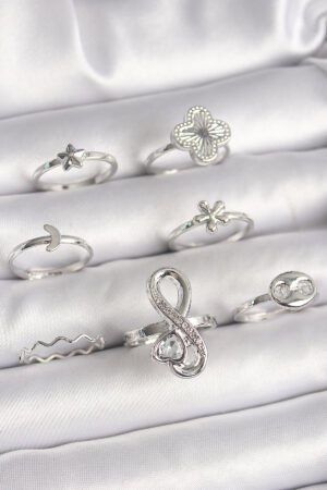 Pirinç Gümüş Renk Yonca Figür Sonsuzluk Zirkon Taşlı Kalp Detay Kadın Yüzük Kombini