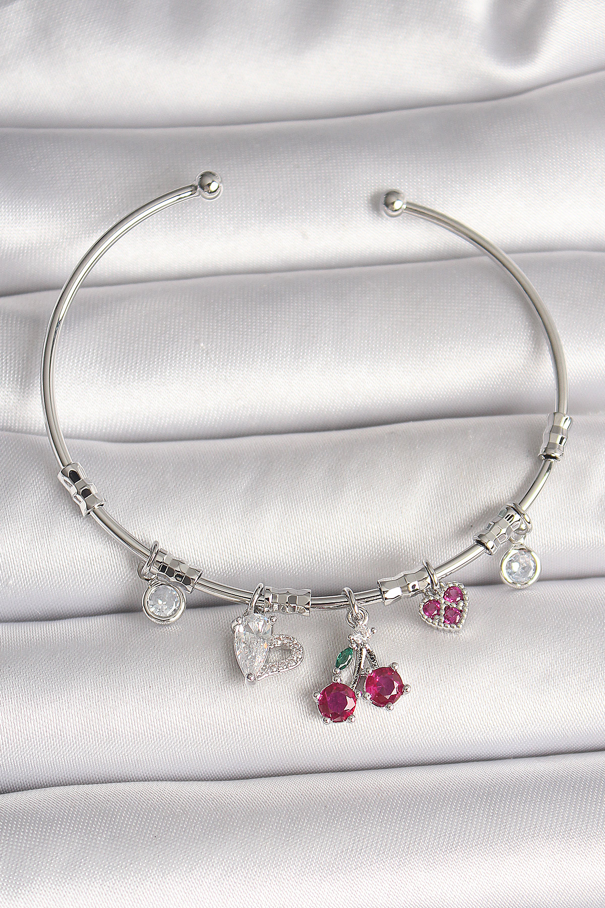 Pirinç Gümüş Renk Sallantı Kiraz Figür Kalp Detay Charm Kadın Bileklik