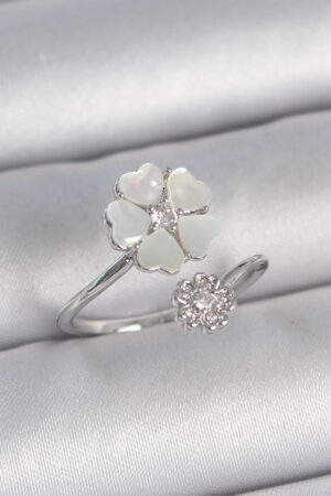 Pirinç Gümüş Renk Beyaz Mineli Çiçek Model Zirkon Taş Detay Kadın Yüzük