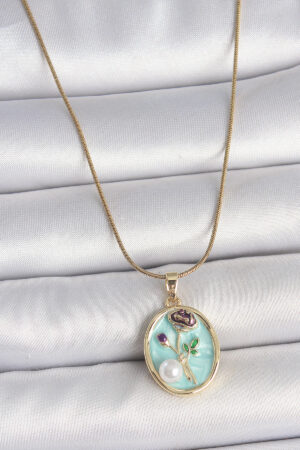 316L Çelik Gold Renk Zincir Mavi Çiçek İşlemeli İnci Detay Portre Model Kadın Kolye
