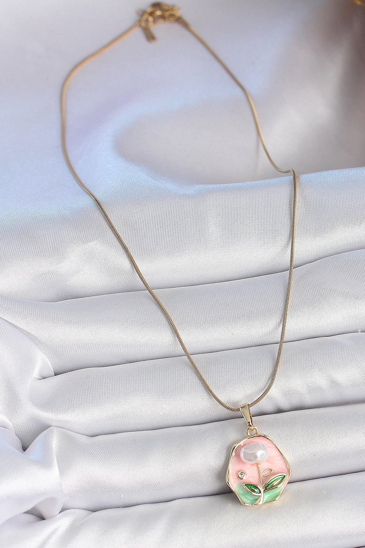 316L Çelik Gold Renk Zincir Pembe Çiçek İşlemeli İnci Detay Portre Model Kadın Kolye - Görsel 2