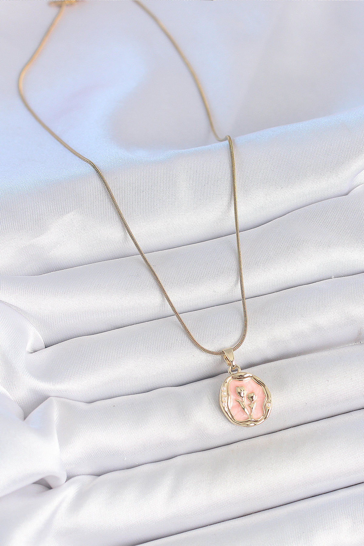 316L Çelik Gold Renk Zincir Pembe Mineli Çiçek İşlemeli Portre Model Kadın Kolye - Görsel 2