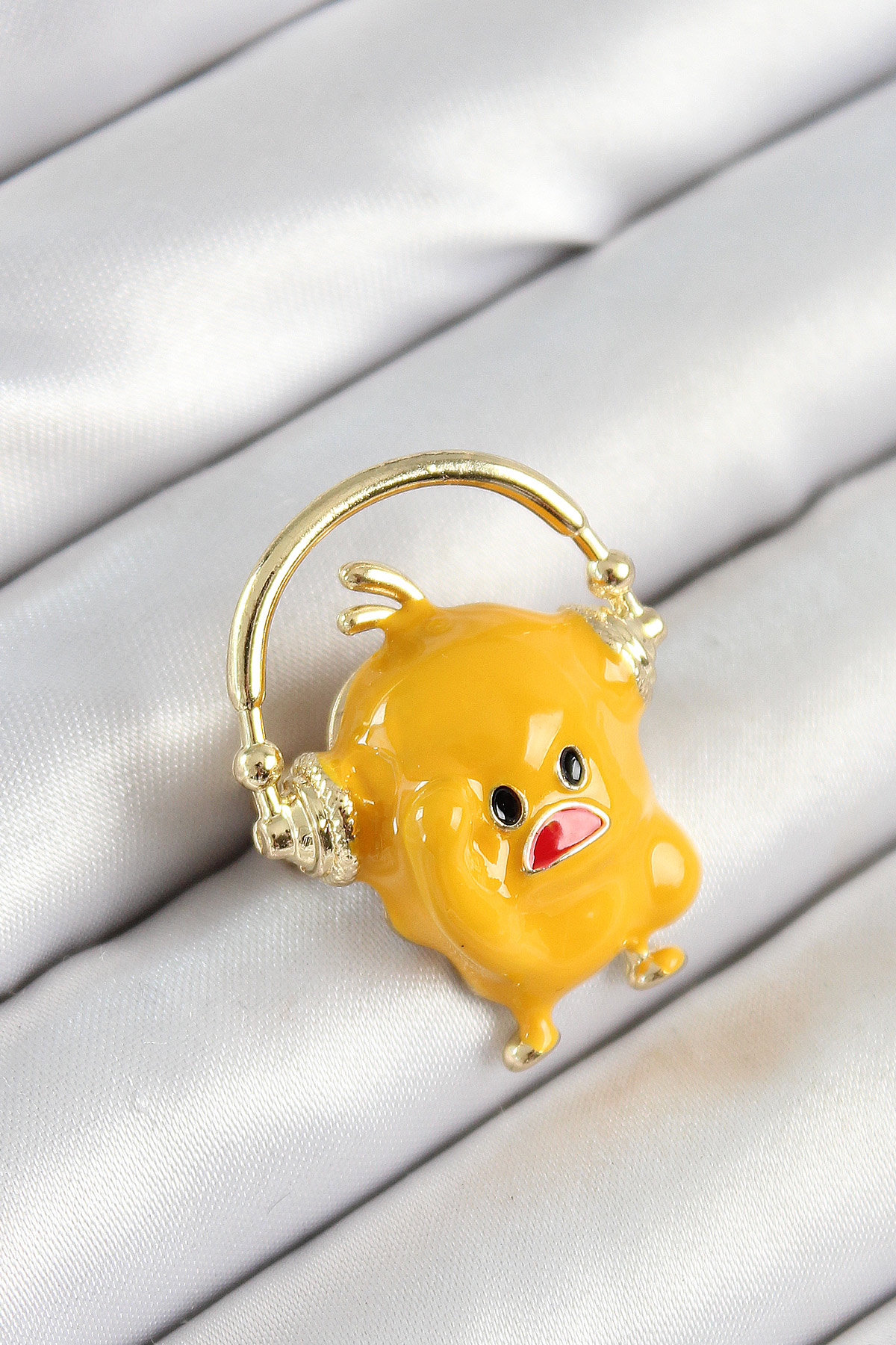 3D Kulaklıklı Sarı Civciv Figürlü Gold Renk Kadın Broş