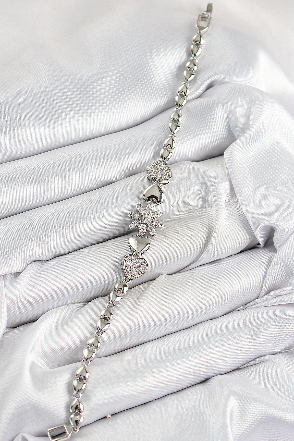 Pirinç Zirkon Taşlı Kalp Detaylı Çiçek Model Gümüş Renk Kadın Bileklik - Görsel 2