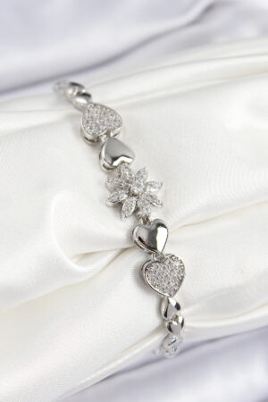 Pirinç Zirkon Taşlı Kalp Detaylı Çiçek Model Gümüş Renk Kadın Bileklik