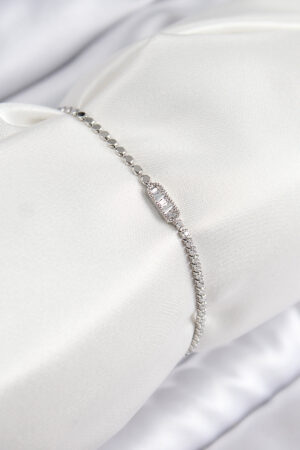 Pirinç Zirkon Taşlı Dikdörtgen Model Ezme Zincir Gümüş Renk Kadın Bileklik