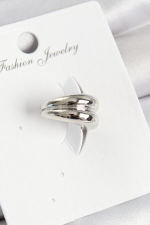 Pirinç Halka Model Gümüş Renk Sağ Kıkırdak Küpe