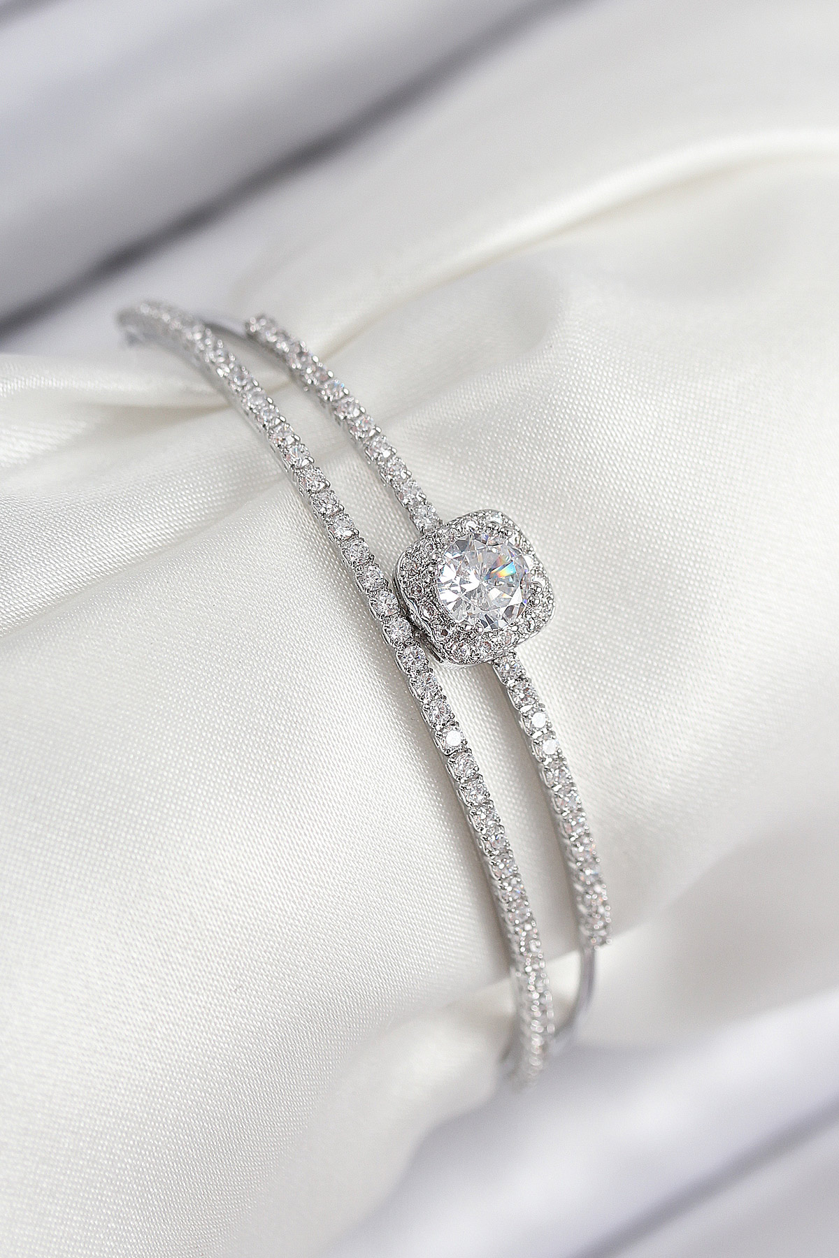 Pirinç Zirkon Taşlı Baget Model Gümüş Renk Kadın Bileklik