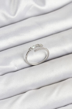 Pirinç Gümüş Renk Kalpli Detaylı Zirkon Taşlı Kadın Yüzük