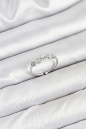 Pirinç Gümüş Renk Minimal Yonca Detaylı Kadın Yüzük