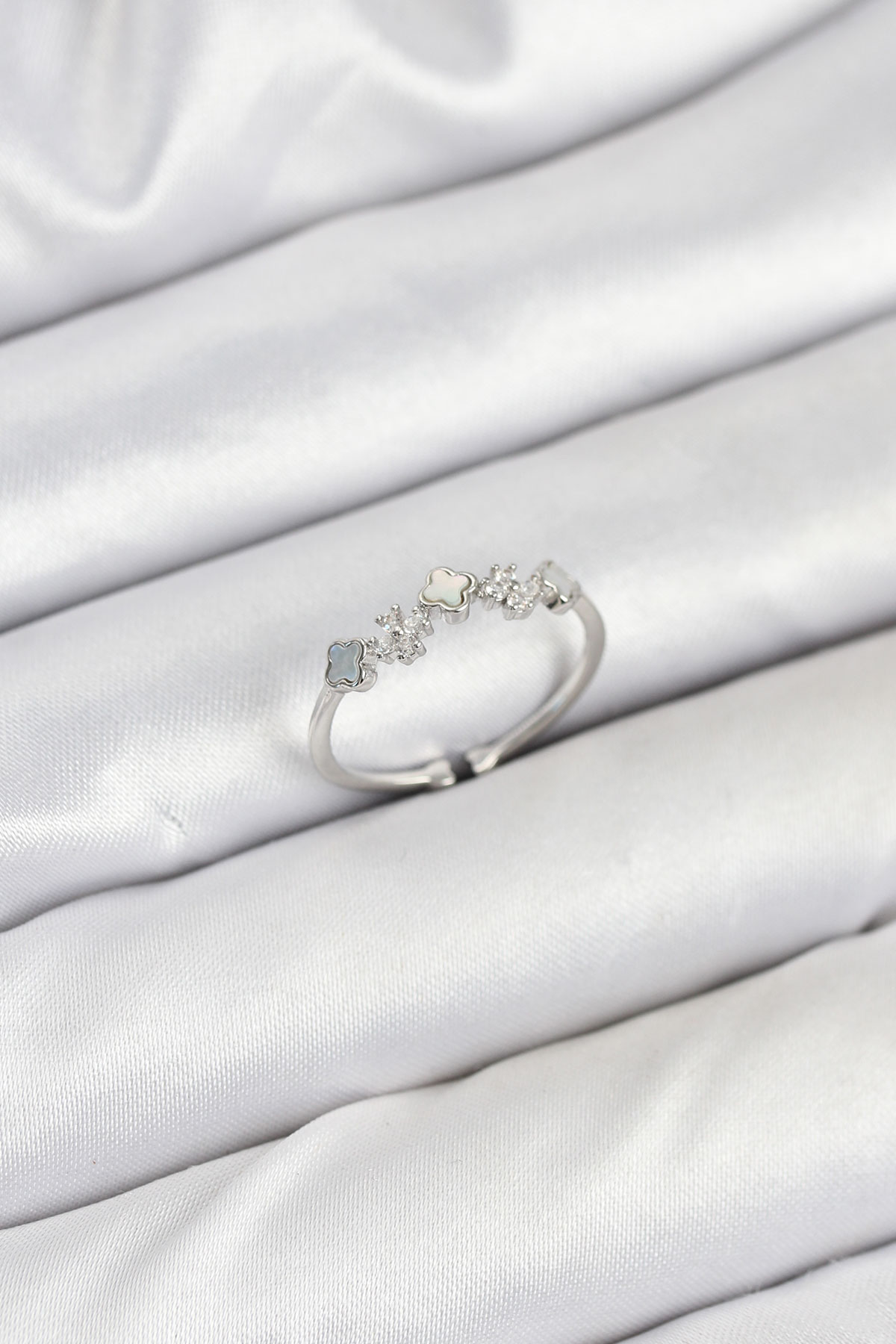 Pirinç Gümüş Renk Minimal Yonca Detaylı Kadın Yüzük