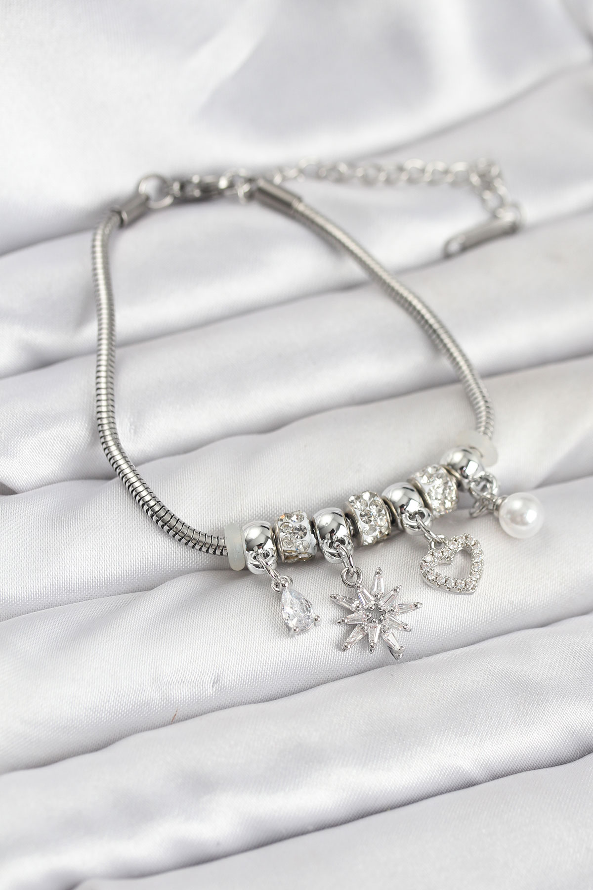 Pirinç Gümüş Renk Kutup Yıldızı ve Kalp Charmlı Kadın Bileklik