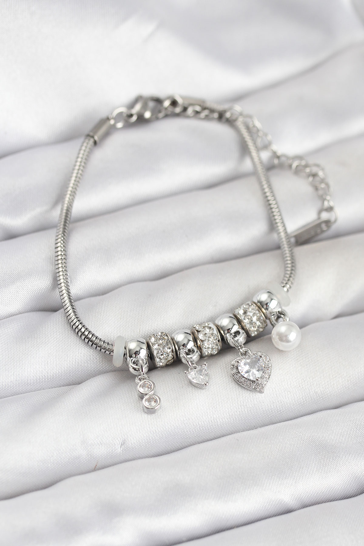 Pirinç Gümüş Renk Kalp Charmlı Kadın Bileklik