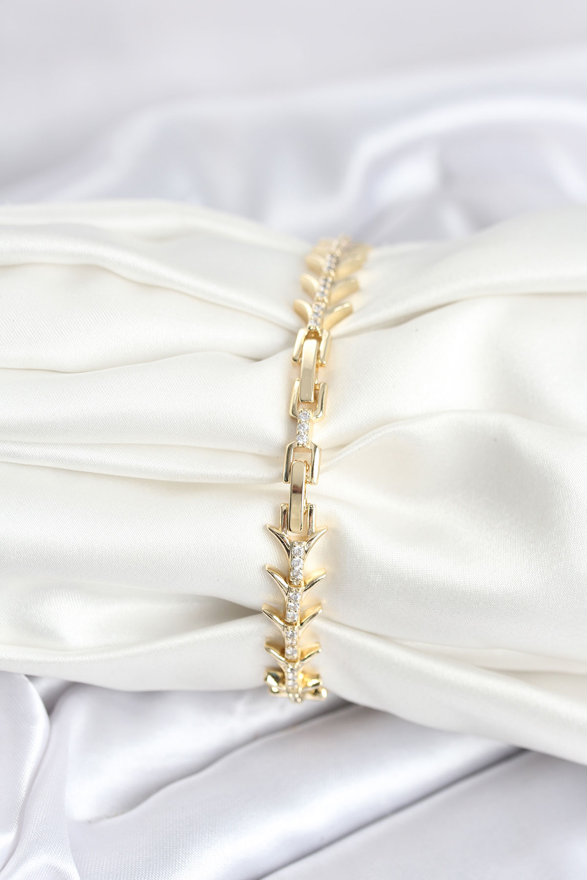 Pirinç Gold Renk Balık Sırtı Model Zirkon Taşlı Kadın Bileklik - Görsel 3