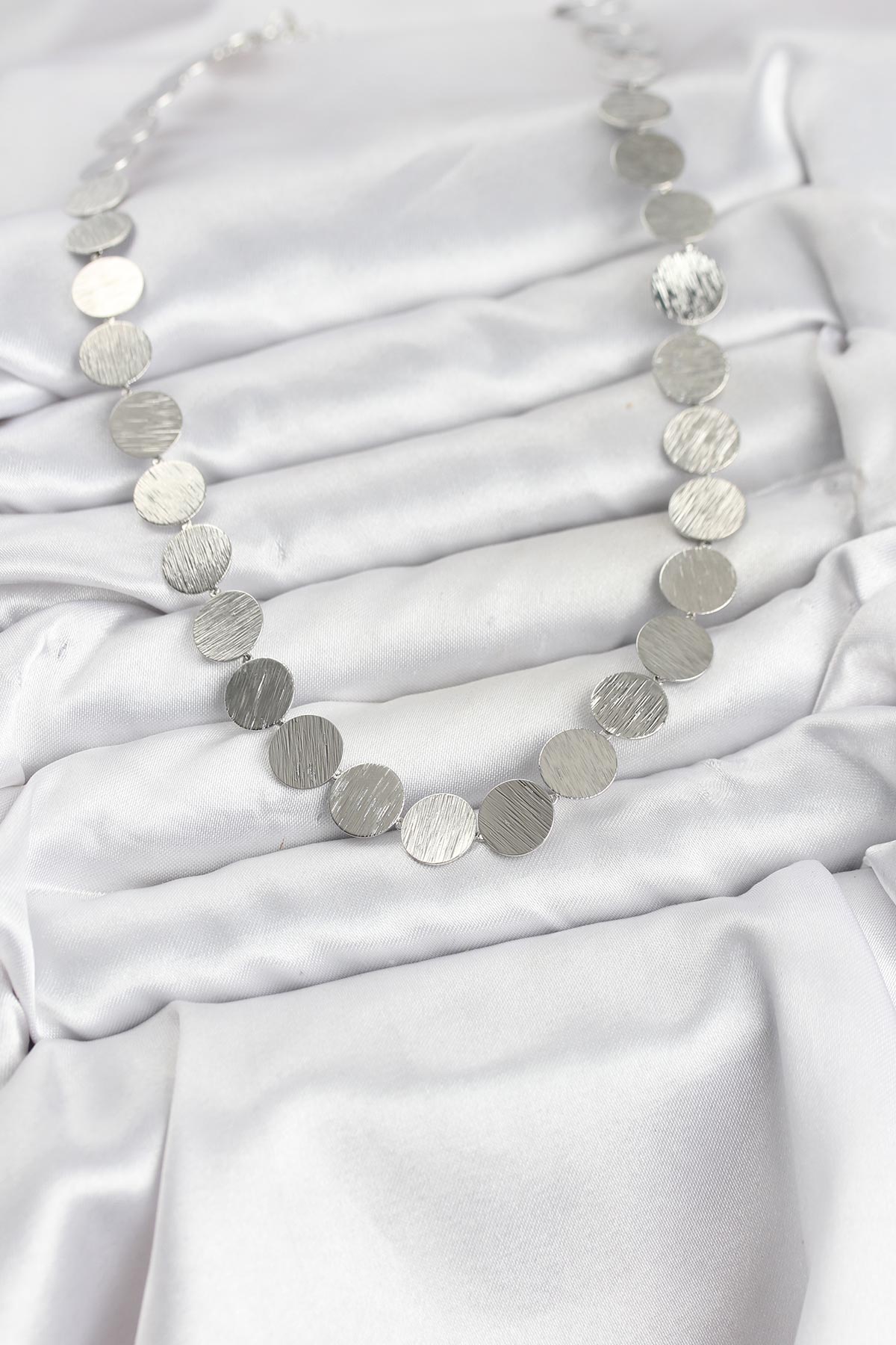 Yuvarlak Plaka Model Gümüş Renk Kadın Kolye - Görsel 3