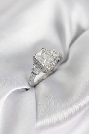 Gümüş Renk Kare Baget Zirkon Taşlı Tek Taş Model Kadın Yüzük