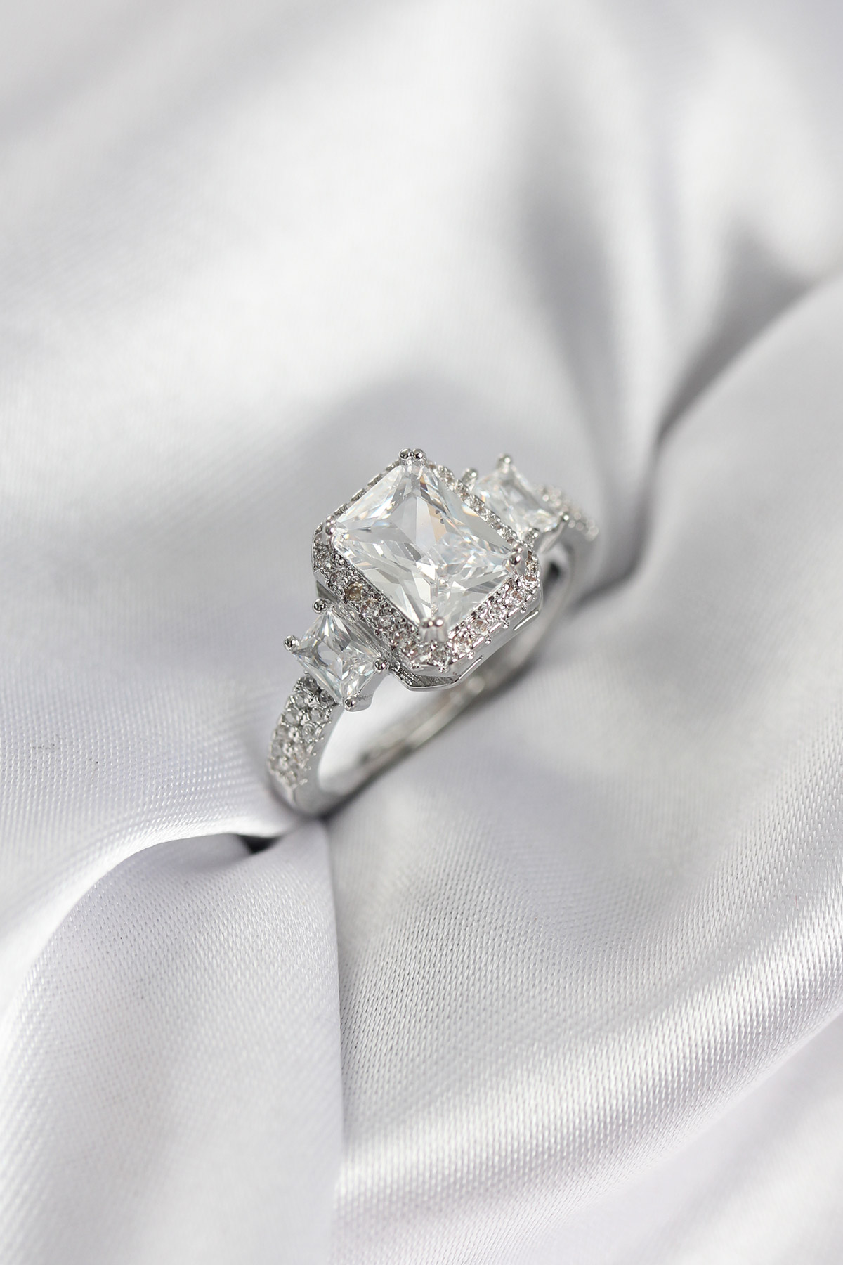 Gümüş Renk Kare Baget Zirkon Taşlı Tek Taş Model Kadın Yüzük