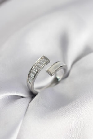 Gümüş Renk Sedefli Baget Zirkon Taşlı Kadın Yüzük