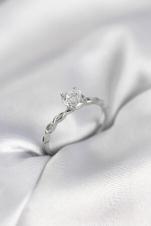 Gümüş Renk Sarmal Zincir Model Tek Taş Model Zirkon Taşlı Kadın Yüzük