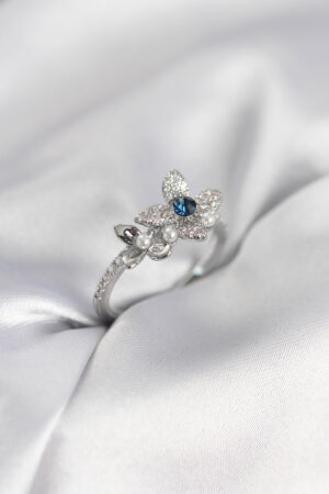 Gümüş Renk Çiçek Model Zirkon Taşlı Kadın Yüzük