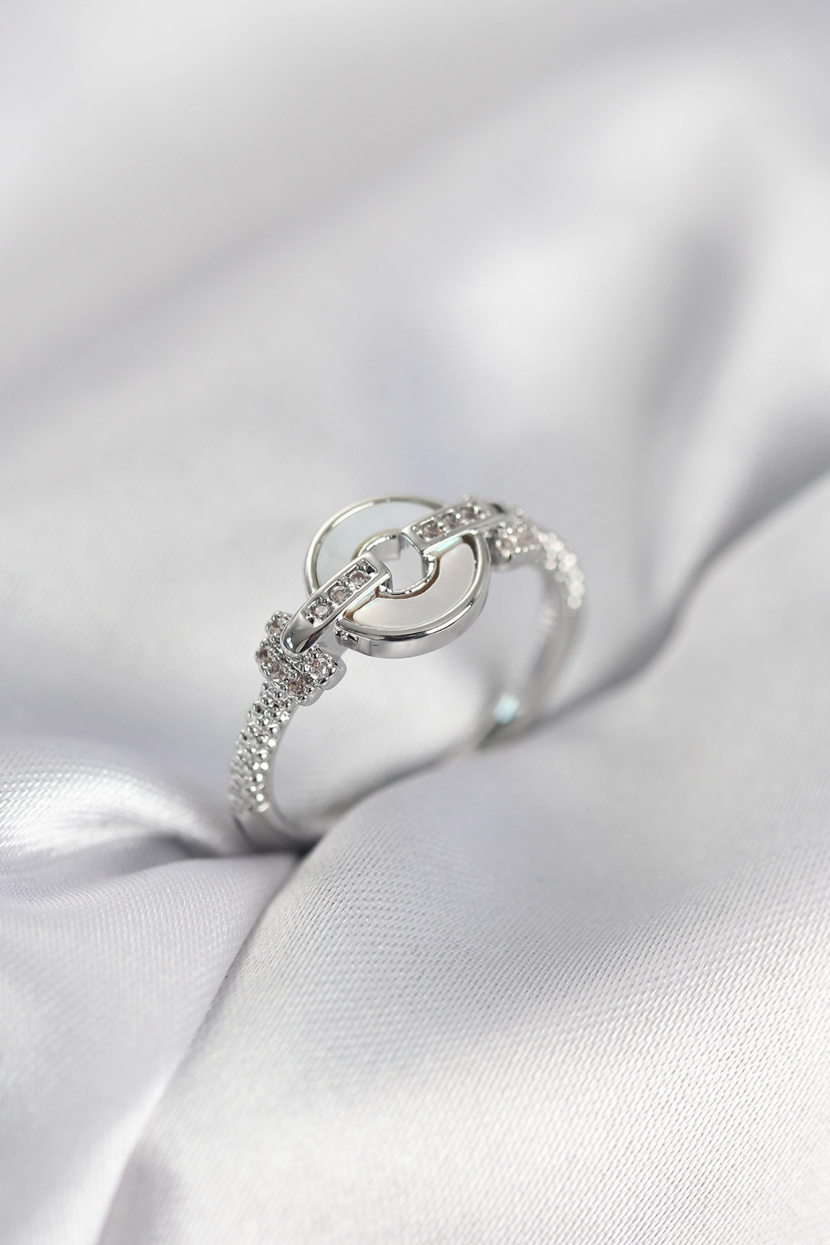 Gümüş Renk Daire Form Sedef ve Zirkon Taşlı Kadın Yüzük