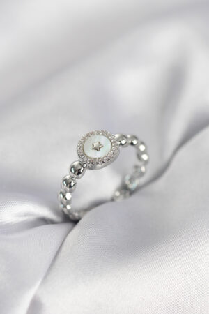 Gümüş Renk Sedefli Yıldız Model Zirkon Taşlı Kadın Yüzük