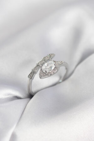 Yılan Model Gümüş Renk Zirkon Taşlı Kadın Yüzük