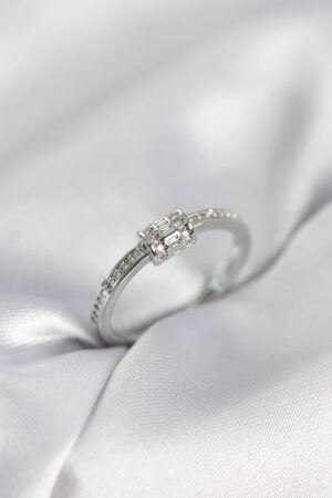 Zirkon Taşlı Gümüş Renk Pirinç Kadın Yüzük