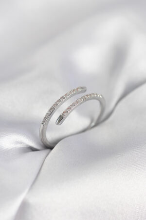 Gümüş Renk Yılan Kuyruk Model Zirkon Taşlı Kadın Yüzük