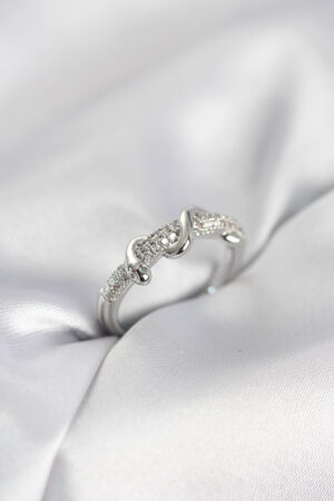 Gümüş Renk Zirkon Taşlı Sarmal Yılan Model Kadın Yüzük