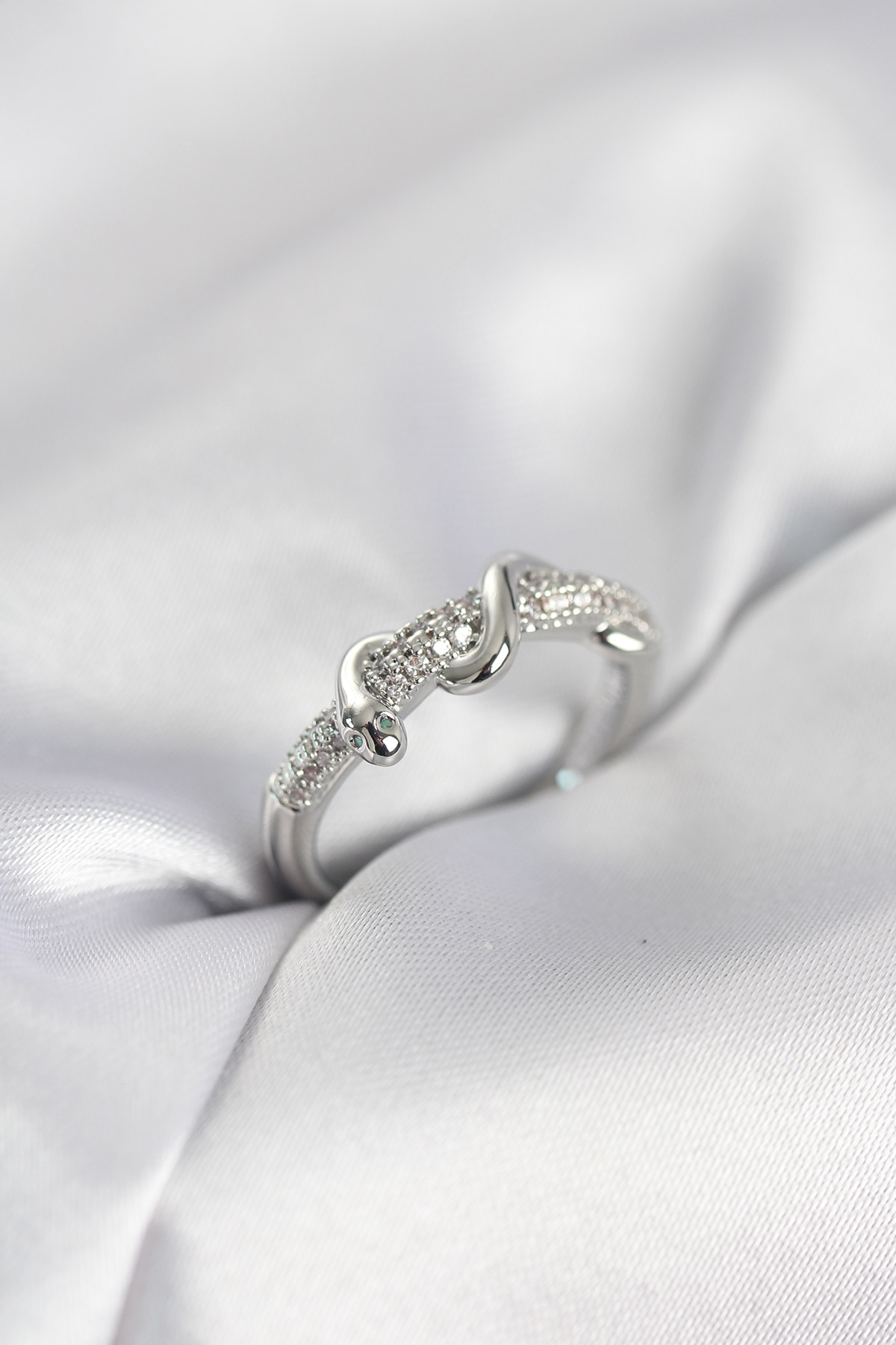 Gümüş Renk Zirkon Taşlı Sarmal Yılan Model Kadın Yüzük