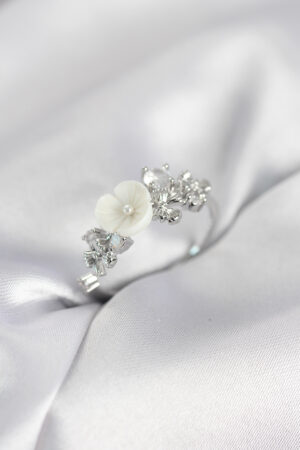 Gümüş Renk Pirinç Çiçek Model Zirkon Taşlı Kadın Yüzük