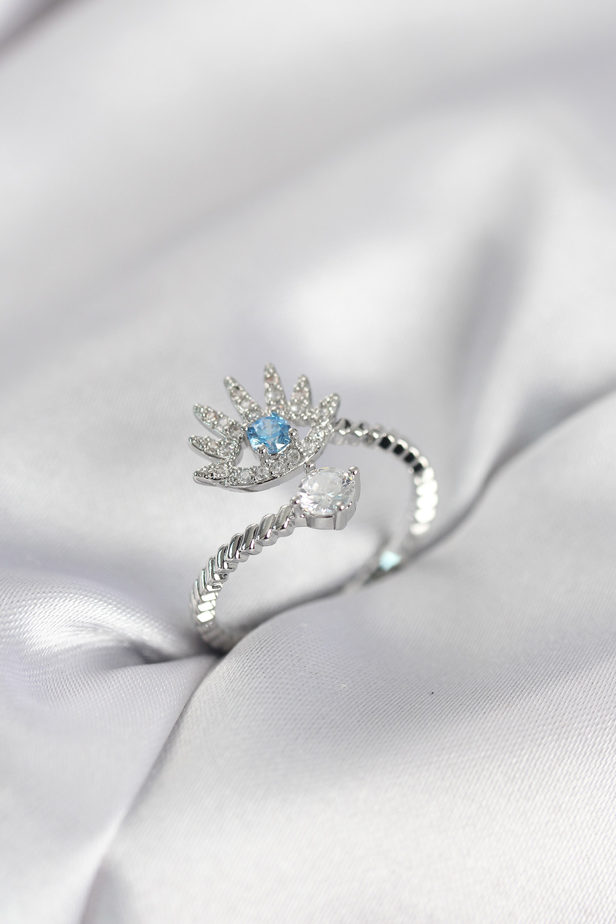 Gümüş Renk Göz Model Zirkon Taşlı Kadın Yüzük