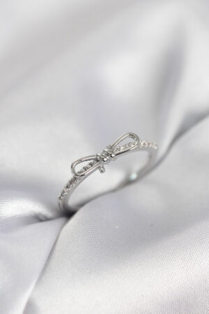 Fiyonk Model Zirkon Taşlı Gümüş Renk Kadın Yüzük