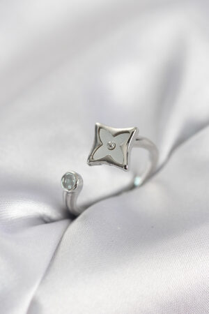 Gümüş Renk Köşeli Yonca Model Zirkon Taşlı Kadın Yüzük