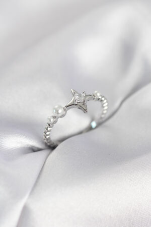 Minimal Kutup Yıldızı Model Zirkon Taşlı Gümüş Renk Kadın Yüzük